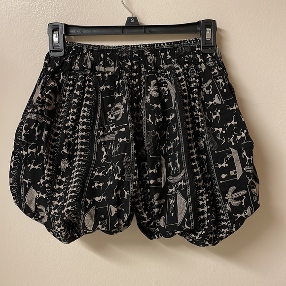 Size Small Printed Balloon Leg Shorts - Picture 2 of 2